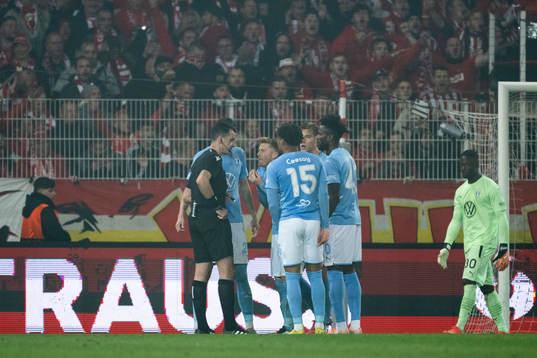 Anders Christiansen of Malmö FF discussing with Referee