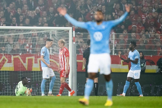 Emmanuel Lomotey of Malmö FF reacts as Referee Aleksandar