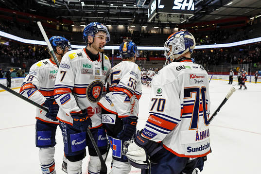 Växjös spelare tackar målvakt Adam Åhman