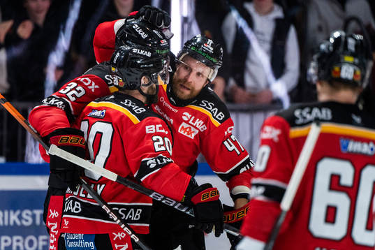 Luleås Oscar Engsund, Jack Connolly och Leo Komarov jublar