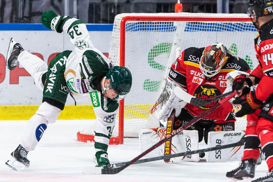 Färjestads Michael Lindqvist och Luleås målvakt Joel