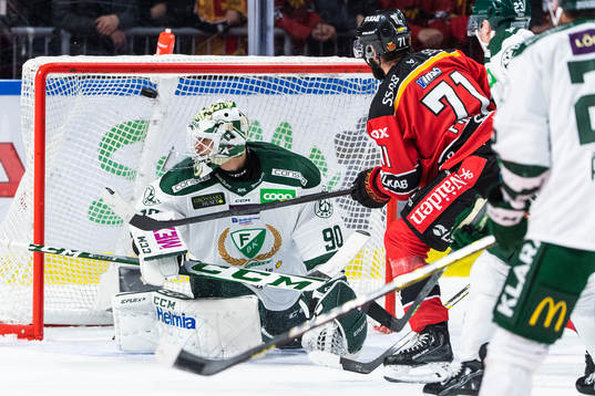 Luleås Linus Fröberg gör 2-0 bakom Färjestads målvakt