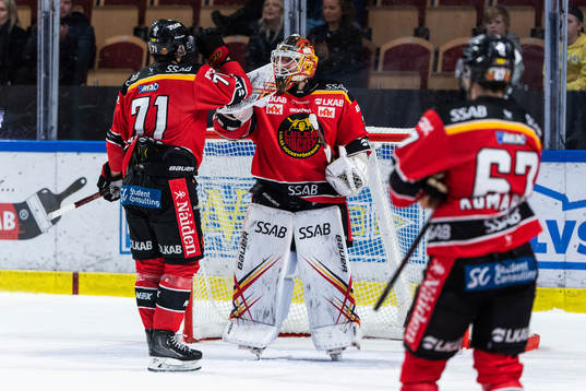 Luleås Linus Fröberg och målvakt Joel Lassinantti jublar