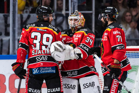 Luleås Pontus Själin, målvakt Joel Lassinantti och Linus