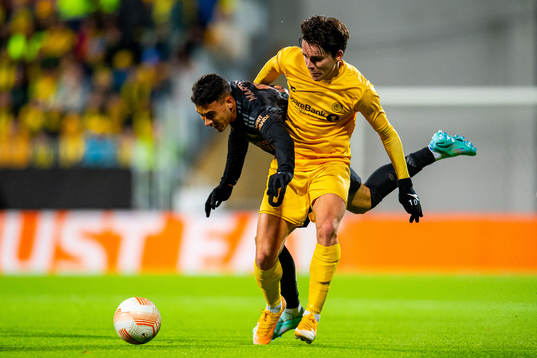 Gabriel Martinelli of Arsenal and Hugo Vetlesen of