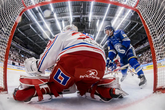Leksands Justin Glenn Kloos och Timrås målvakt Jacob