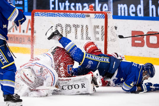 Leksands John Quenneville och Timrås målvakt Jacob