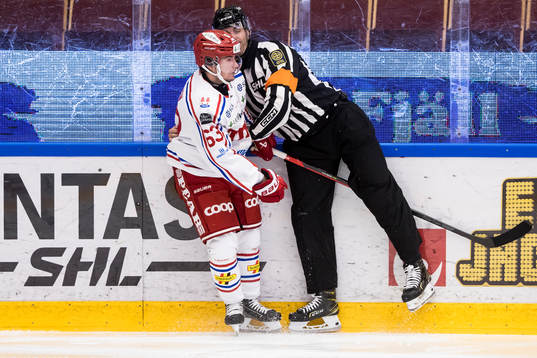 Domare Tobias Björk och Timrås Elmeri Eronen