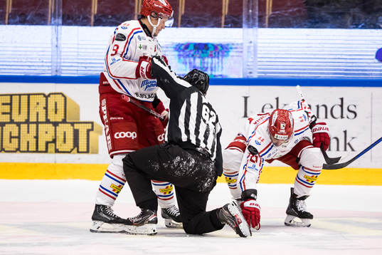 Domare Peter Almerstedt får hjälp upp av Timrås Didrik