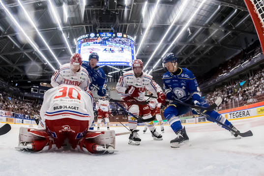 Timrås Joseph Laleggia och Leksands Carter Ashton framför