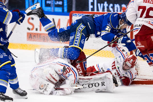 Leksands John Quenneville och Timrås målvakt Jacob