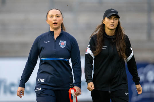 Eskilstuna Uniteds tränare Elena Sadiku och Casey Mattsson
