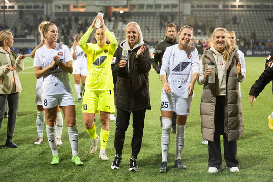 FC Rosengårds spelare jublar
