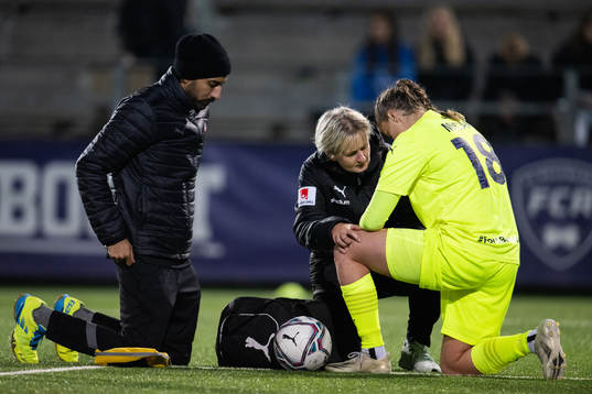 FC Rosengårds målvakt Teagan Micah får hjälp