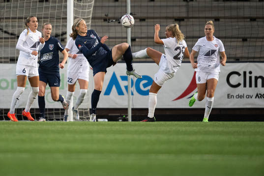 FC Rosengårds Olivia Holdt och Eskilstuna Uniteds målvakt