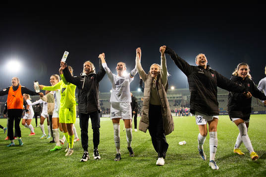 FC Rosengårds spelare jublar