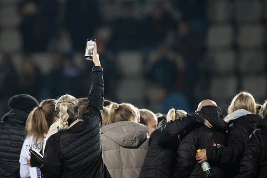 FC Rosengårds pressansvarig Luise Eklund tar bilder med