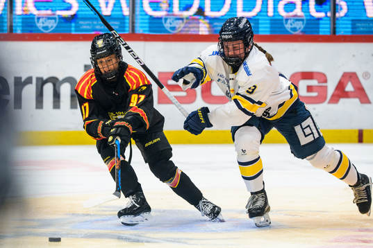 Brynäs Matilda Nilsson och HV71s Jenna Raunio