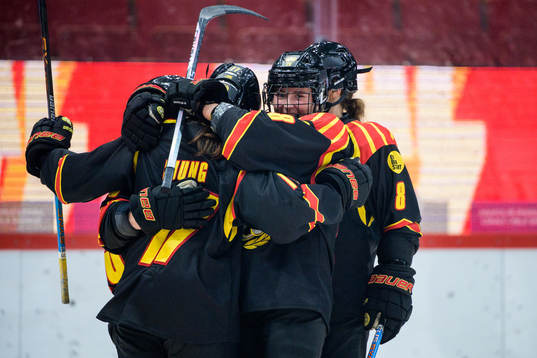 Brynäs Sofia Ljung jublar med lagkamrater