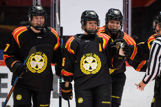 Brynäs Lara Stalder jublar med Maja Ålenius och Hanna