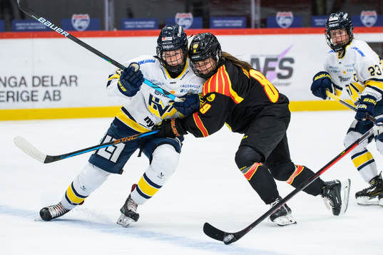 HV71s Nathalie Carlsson Mattila och Brynäs Stella Lindell