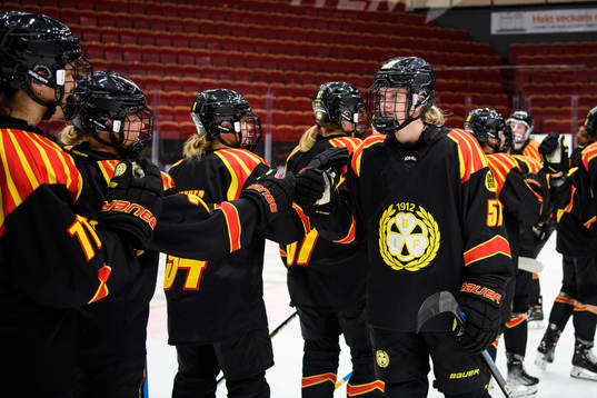 Brynäs Maja Ålenius jublar