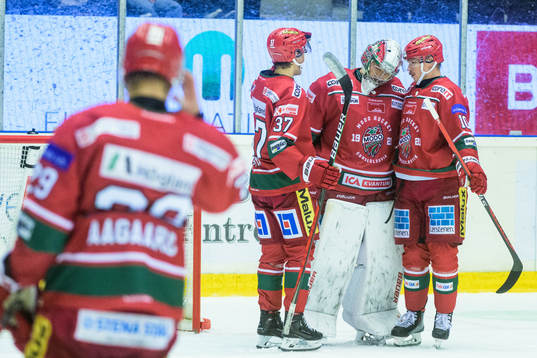 Modos Hugo Styf, målvakt Krister Gudlevskis och Rihards