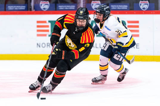 Brynäs Alena Mills och HV71s Emma Rehn