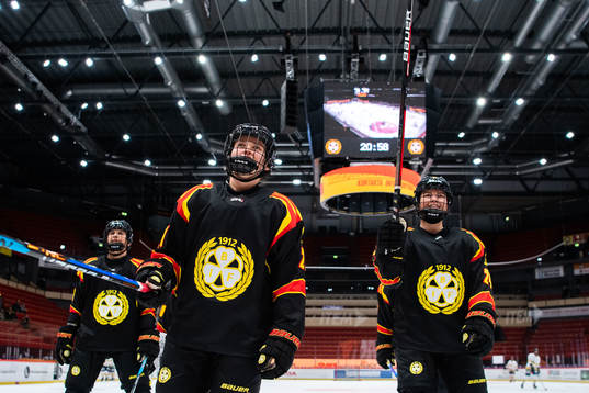 Brynäs Hilda Ljungberg och Sara Cajanova jublar