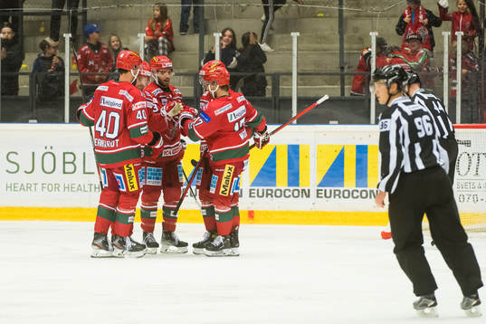 Modos Josh Dickinson jublar med David Bernhardt, Adam