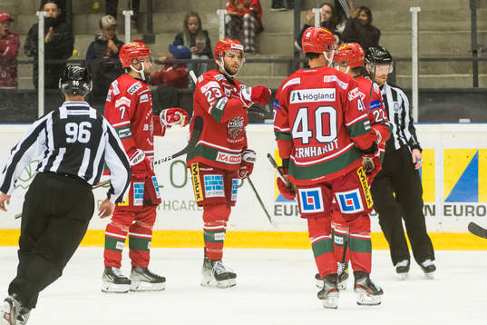 Modos Josh Dickinson jublar med David Bernhardt, Adam
