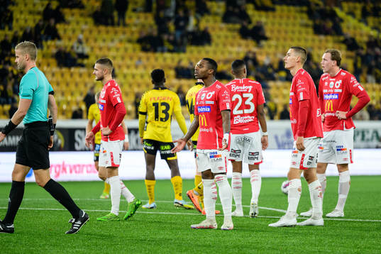 Degerfors spelare reagerar mot Domare Glenn Nyberg