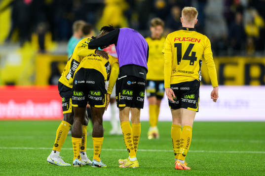 Elfsborgs Michael Baidoo tröstas av lagkamrater