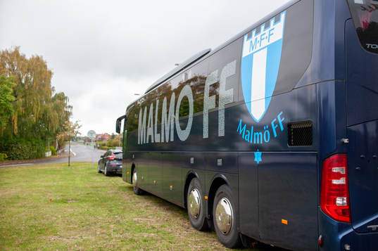 Malmö FFs buss parkerad utanför Åhus IP
