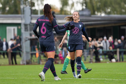 Malmö FFs Malin Gunnarsson och Cornelia Lindgren jublar