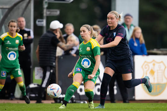 Malmö FFs Rebecka Holm och Åhus Alice Lingstedt