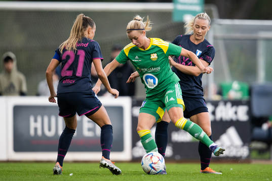Åhus Sofie Persson mellan Malmö FFs Elin Björklund och