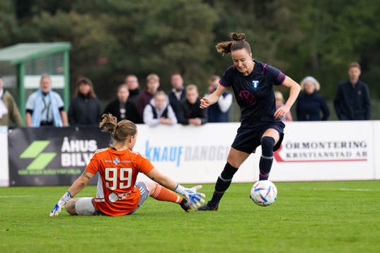 Åhus målvakt Ida Carlsson och Malmö FFs Anna Plantin