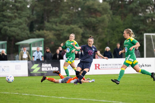 Åhus målvakt Ida Carlsson och Malmö FFs Anna Plantin