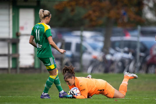 Åhus Sofie Persson och Malmö FFs målvakt Vera Ejlertsson