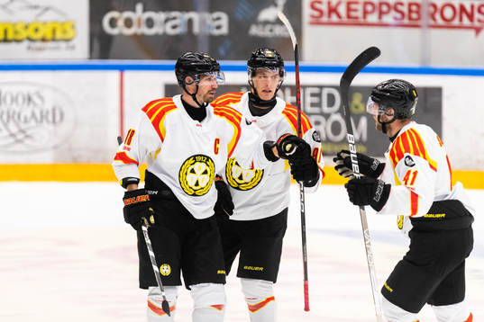 Brynäs Anton Rödin jublar med lagkamrater