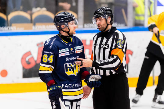 HV71s Eric Martinsson diskuterar med domaren