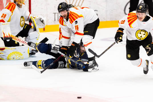 HV71s Taylor Matson och Brynäs Simon Bertilsson