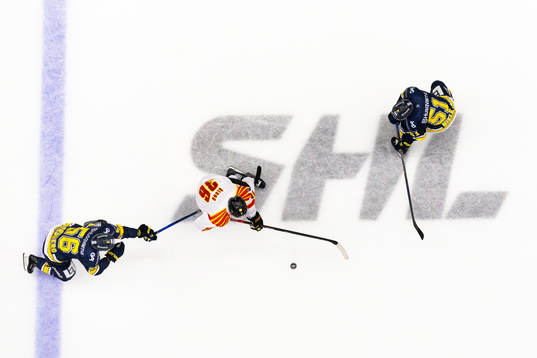 HV71s Fredrik Forsberg och Tyler Vesel samt Brynäs Linus