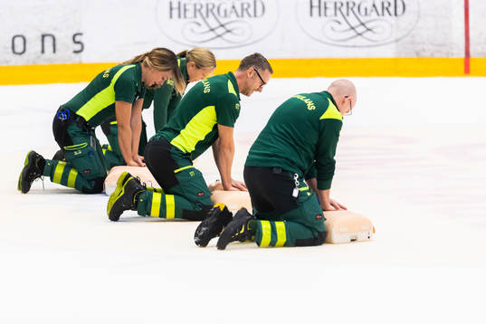 Blåljuspersonal visar hjärt- och lungräddning i
