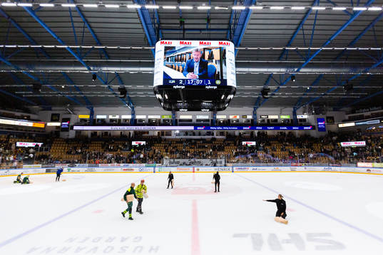 Blåljuspersonal visar hjärt- och lungräddning i