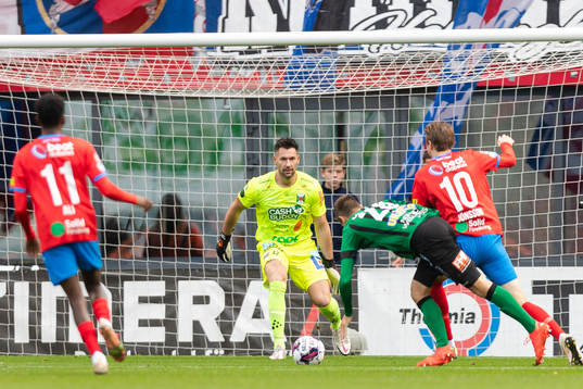 Varbergs Stojan Lukic och Tobias Carlsson försvarar mot