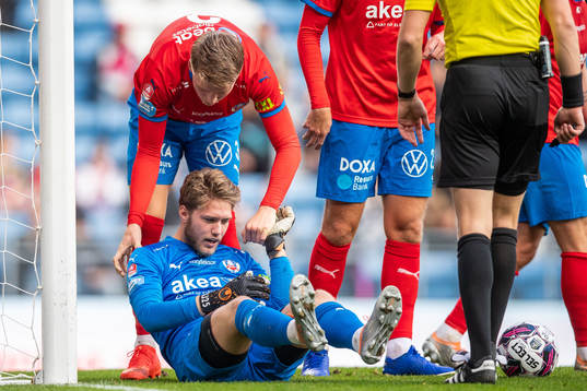 Helsingborgs målvakt Kalle Joelsson har ont
