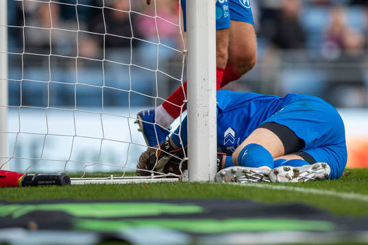 Helsingborgs målvakt Kalle Joelsson har ont