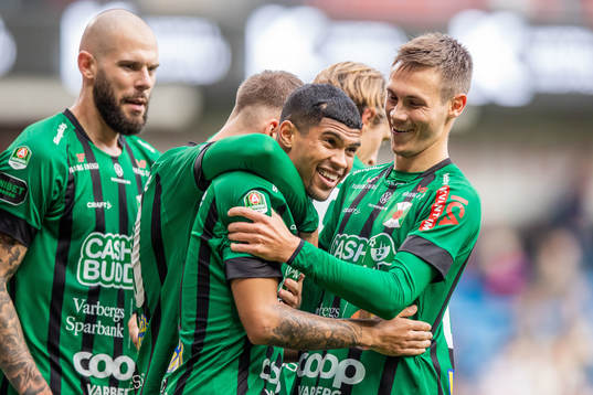 Varbergs Luke Le Roux jublar med lagkamrater